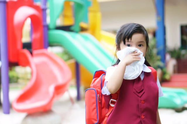 Bolehkah Anak Tetap Sekolah Saat Batuk Pilek? Ini Jawaban yang Sering Diperdebatkan
