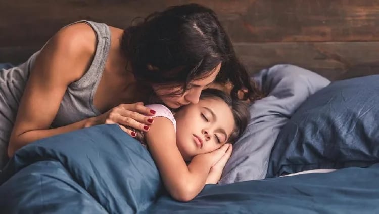 Cara Menenangkan Anak yang Ngobrol Terus Sebelum Tidur Tanpa Marah-Marah (Terbukti Lebih Cepat Tidur)